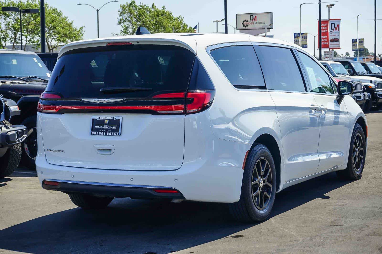 Thumbnail: 2024 Chrysler Pacifica - 4