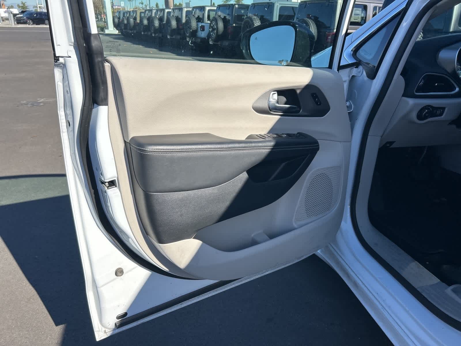 Thumbnail: 2024 Chrysler Pacifica - 13