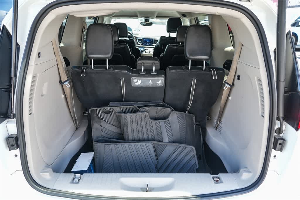 Thumbnail: 2017 Chrysler Pacifica - 25