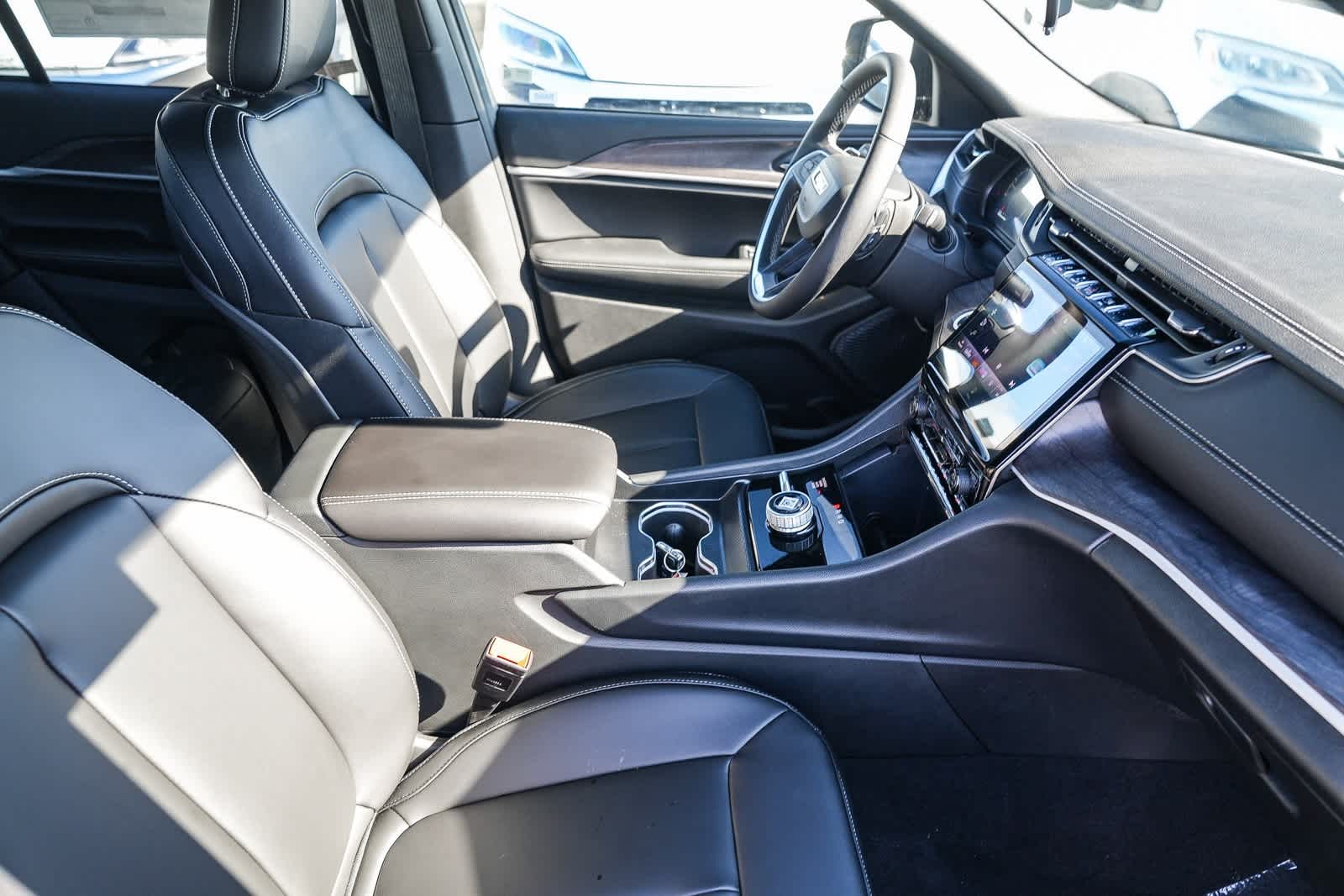 Thumbnail: 2025 Jeep Grand Cherokee - 17