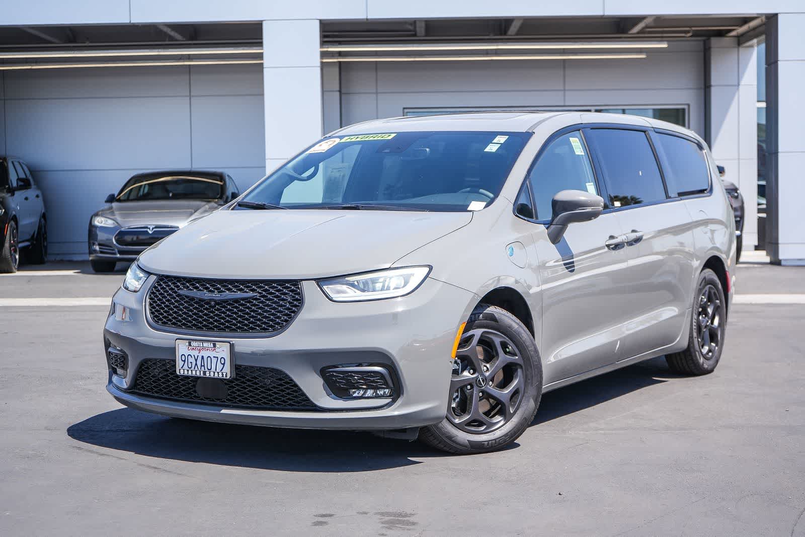 2022 Chrysler Pacifica Hybrid Limited Hybrid's photo