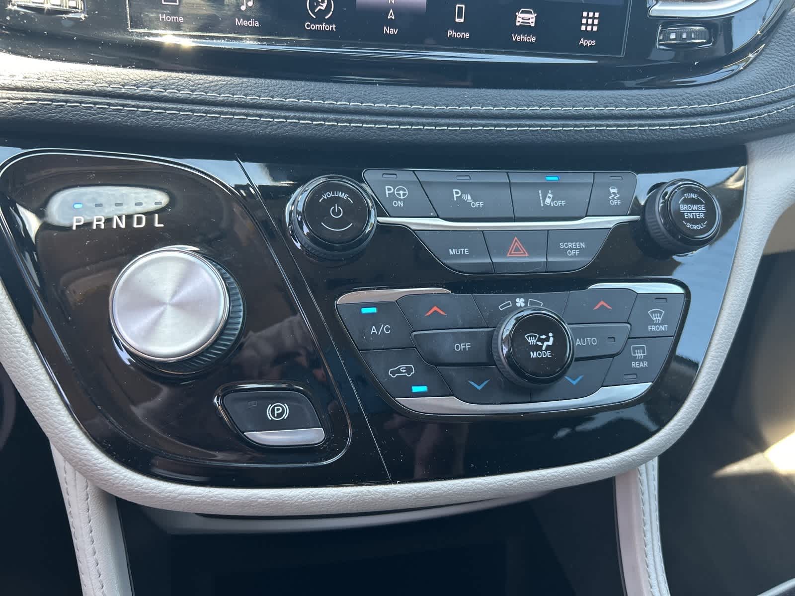 Thumbnail: 2022 Chrysler Pacifica - 32