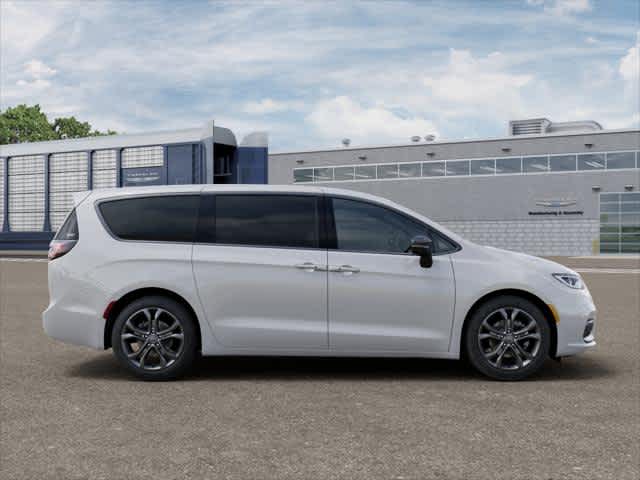 Thumbnail: 2026 Chrysler Pacifica - 12