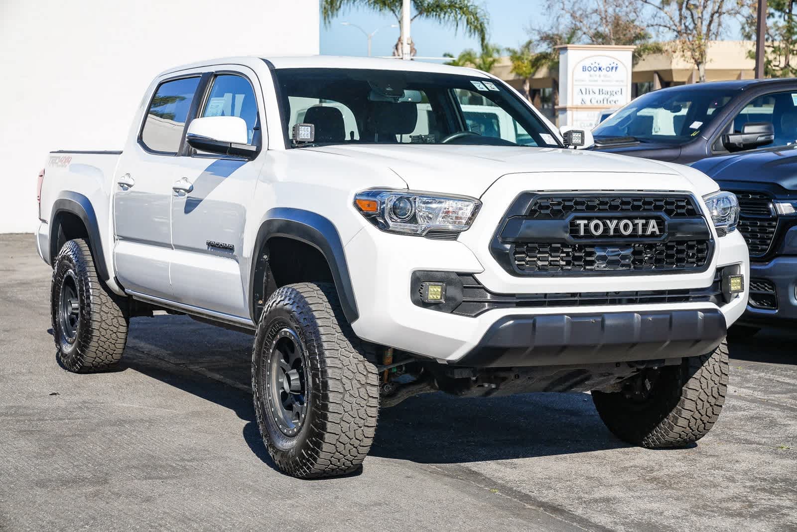Thumbnail: 2019 Toyota Tacoma - 3