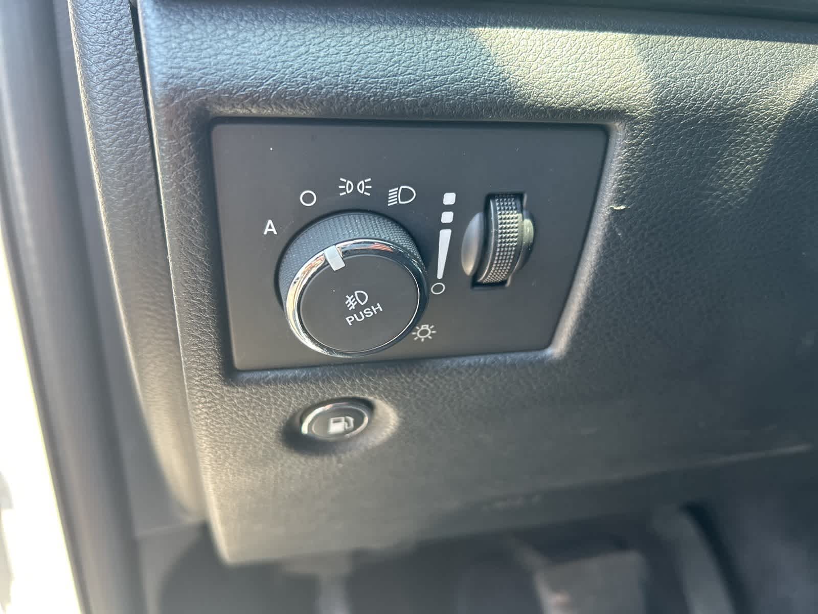 Thumbnail: 2016 Jeep Grand Cherokee - 25