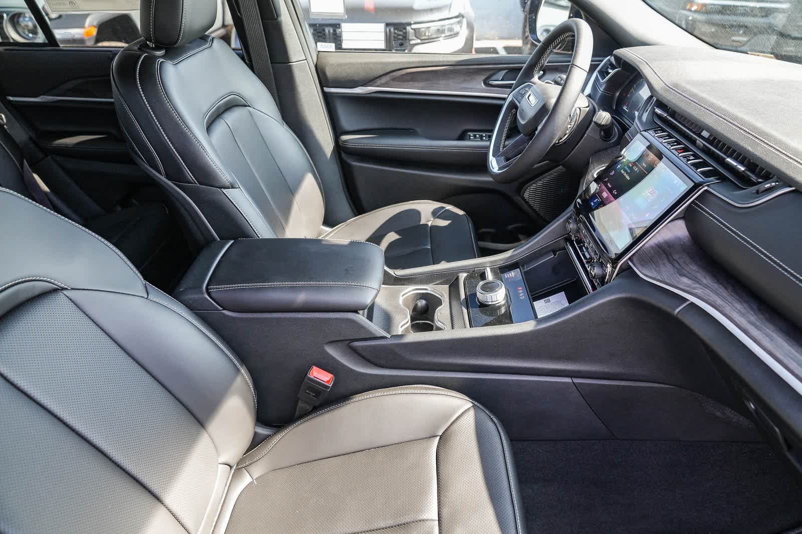 Thumbnail: 2025 Jeep Grand Cherokee - 17