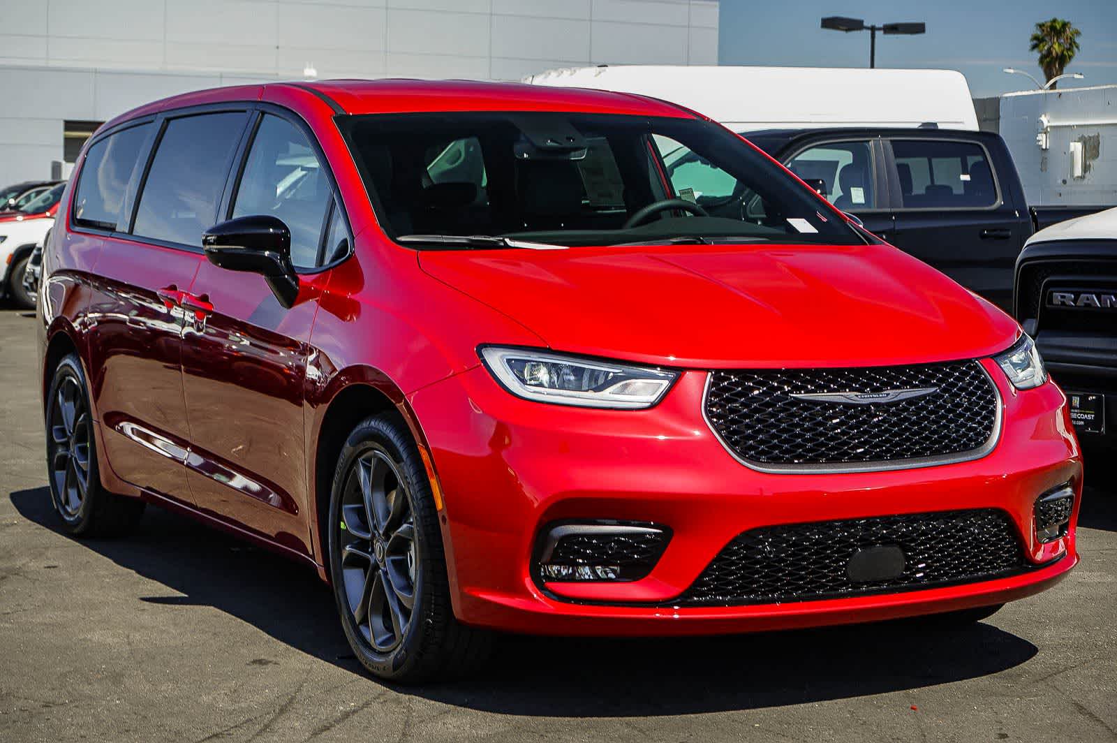 Thumbnail: 2026 Chrysler Pacifica - 3