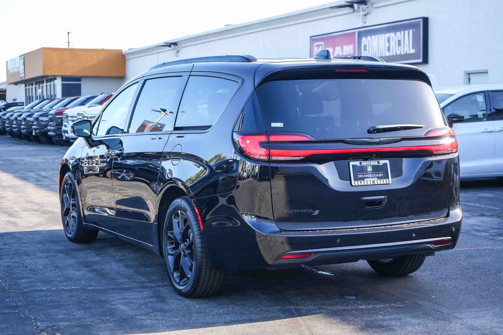 Thumbnail: 2026 Chrysler Pacifica - 8