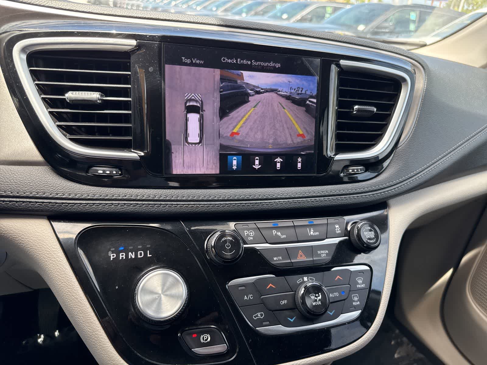 Thumbnail: 2019 Chrysler Pacifica - 14