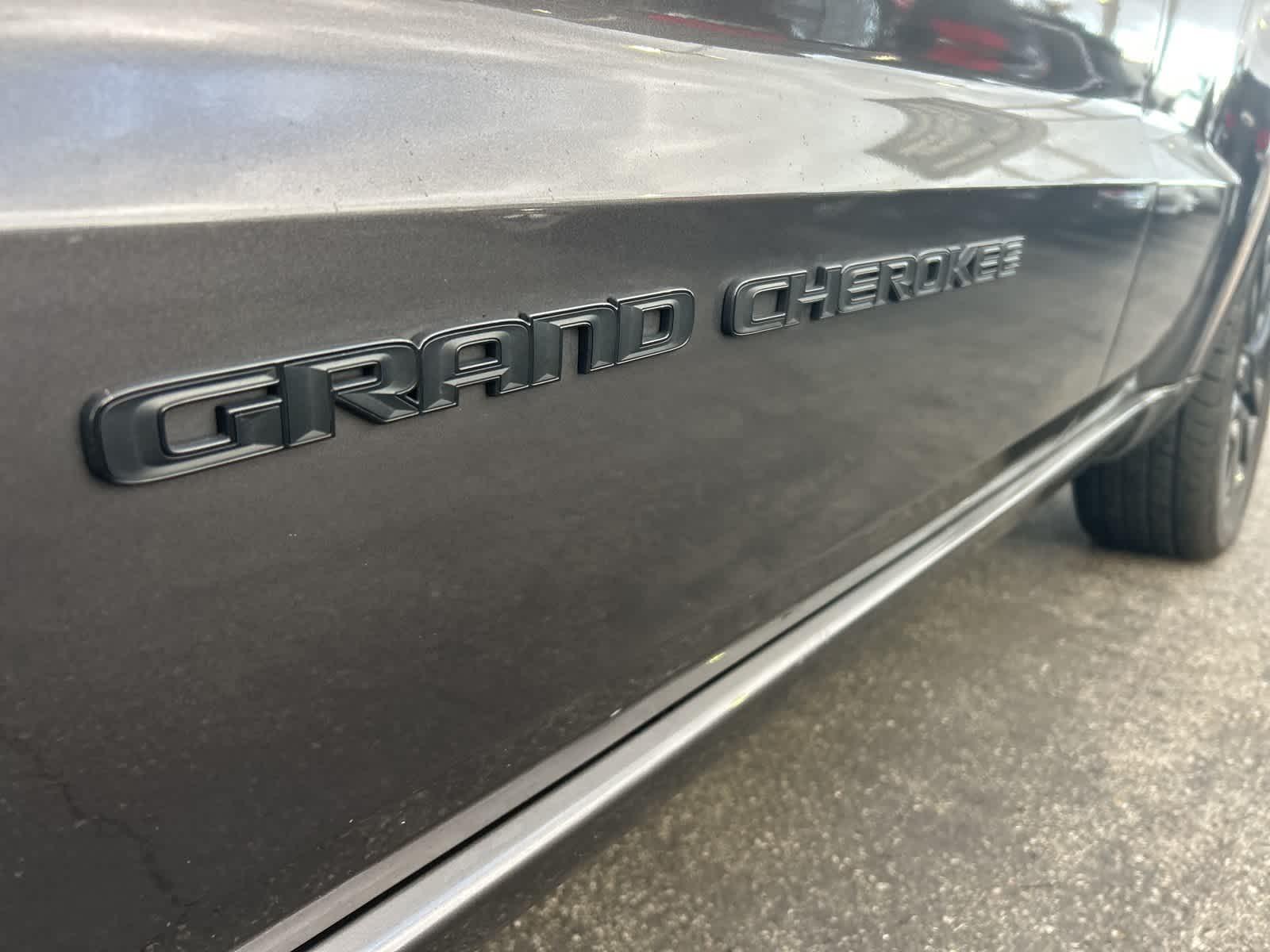 Thumbnail: 2017 Jeep Grand Cherokee - 13