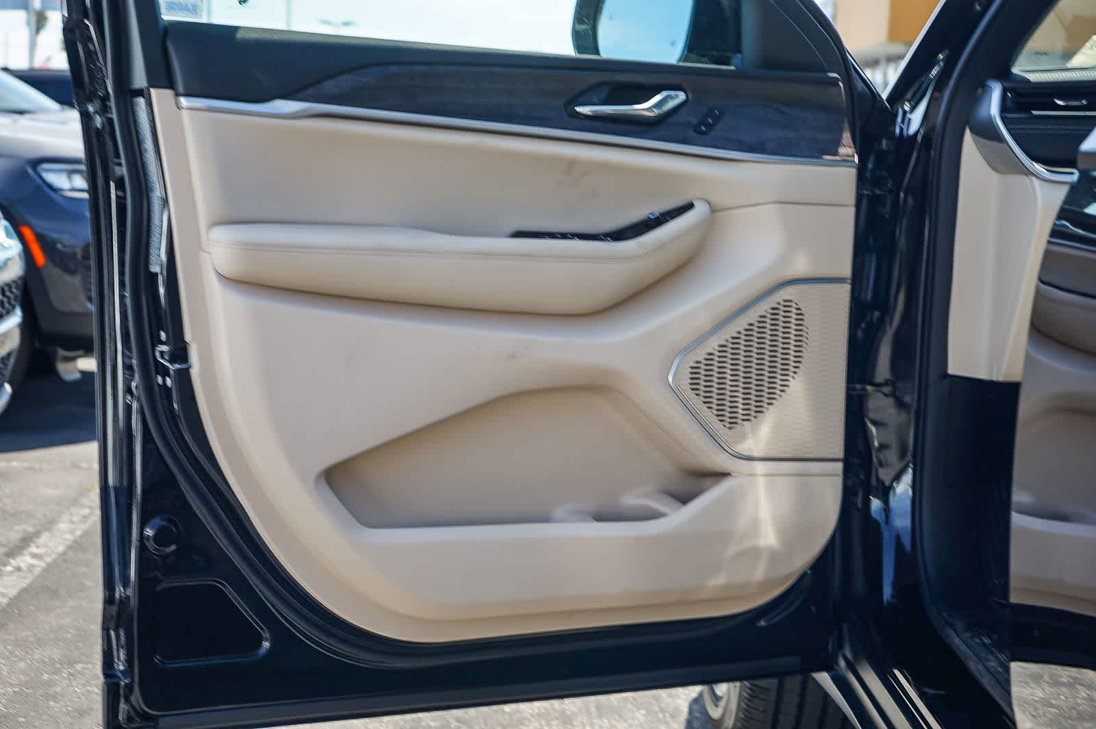 Thumbnail: 2026 Jeep Grand Cherokee L - 21