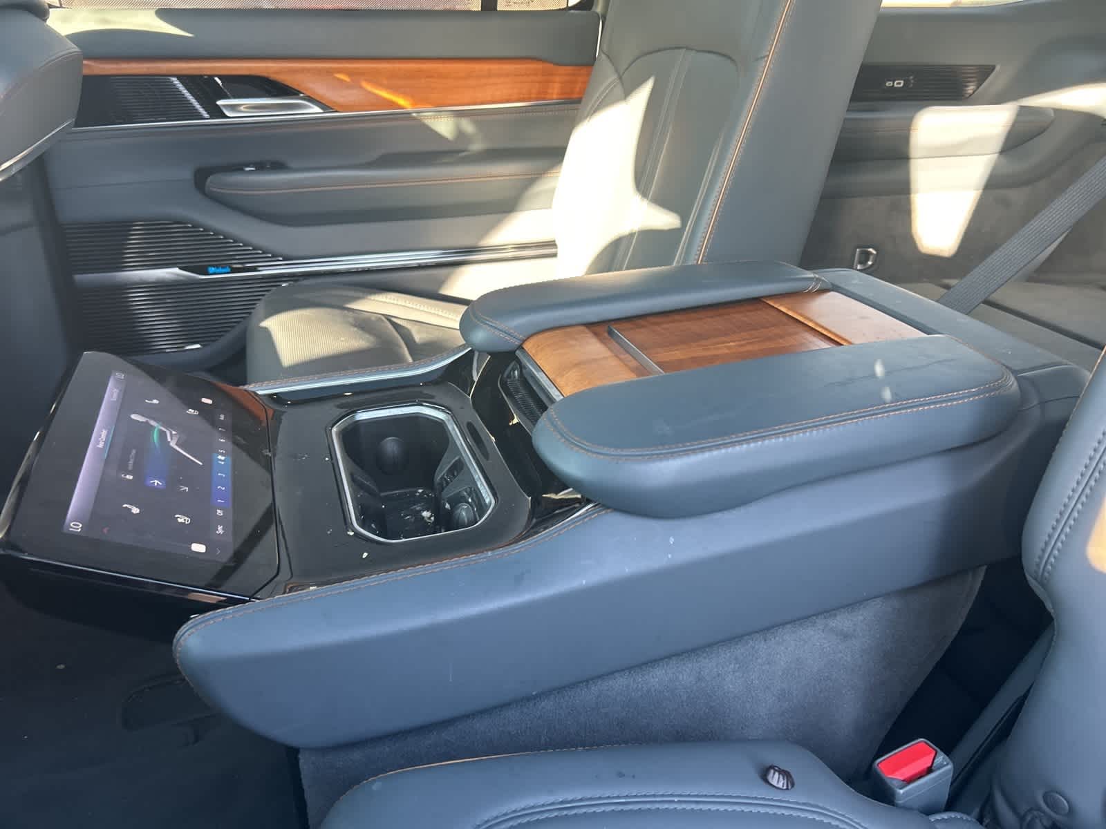 Thumbnail: 2022 Jeep Grand Wagoneer - 27