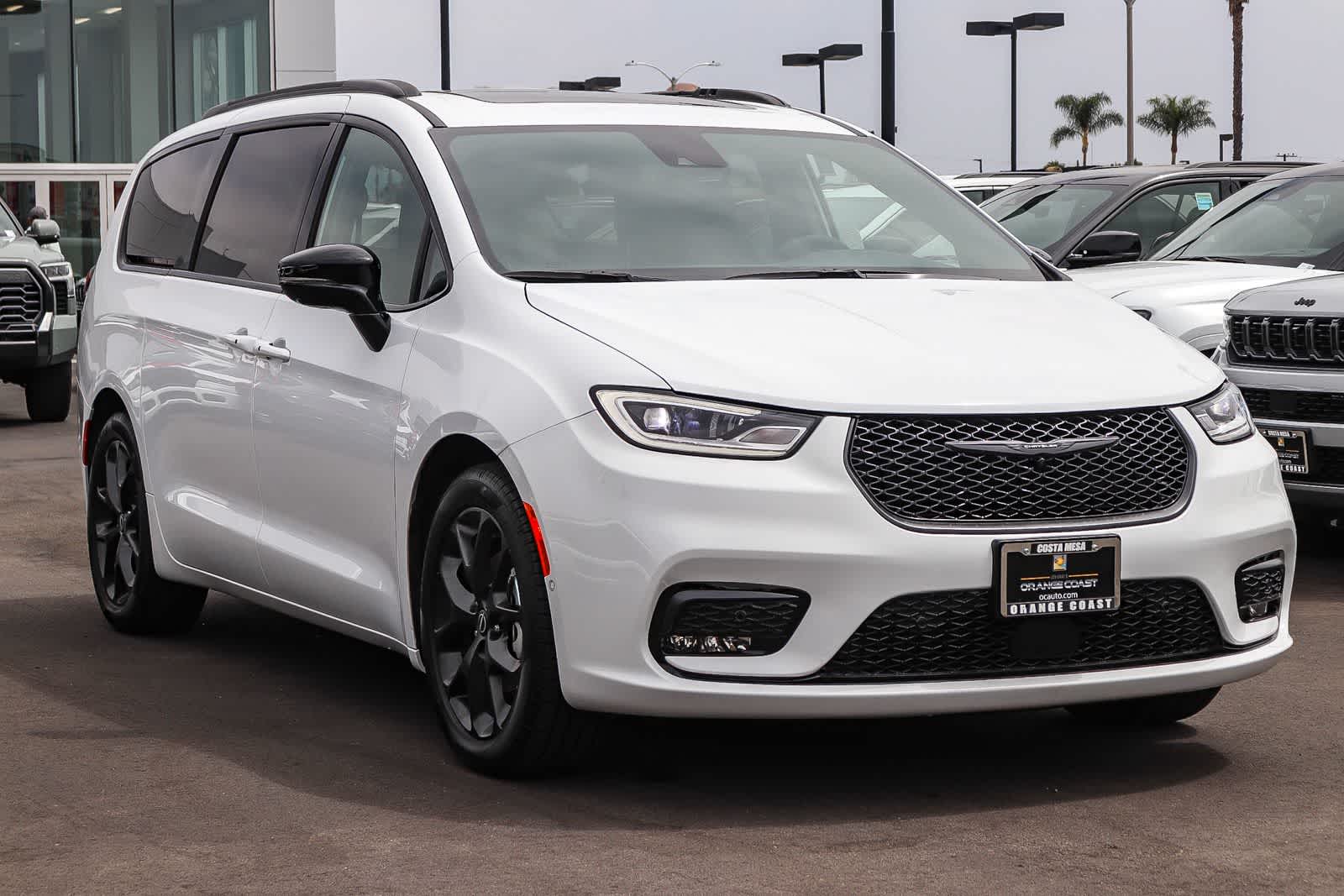 Thumbnail: 2026 Chrysler Pacifica - 3