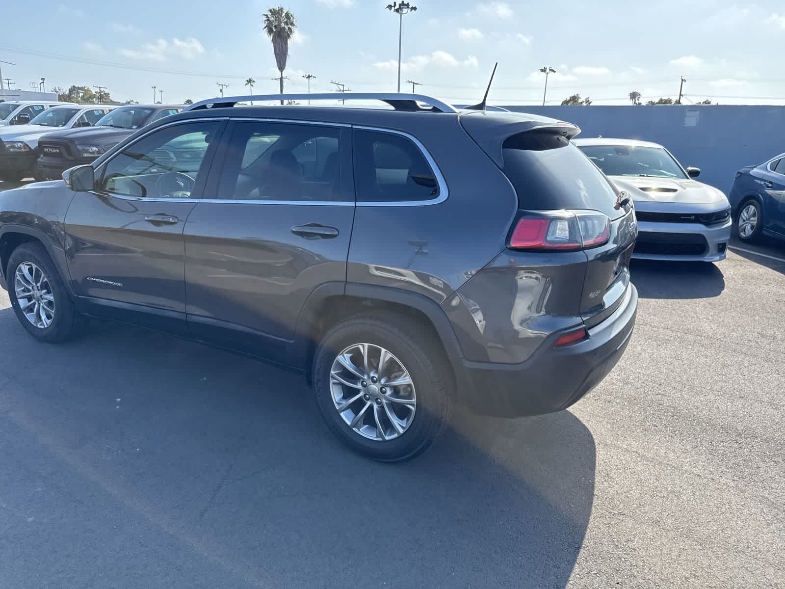 Thumbnail: 2019 Jeep Cherokee - 15