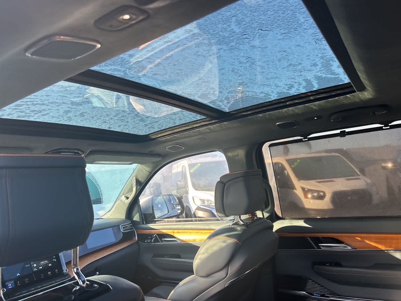 Thumbnail: 2022 Jeep Grand Wagoneer - 28