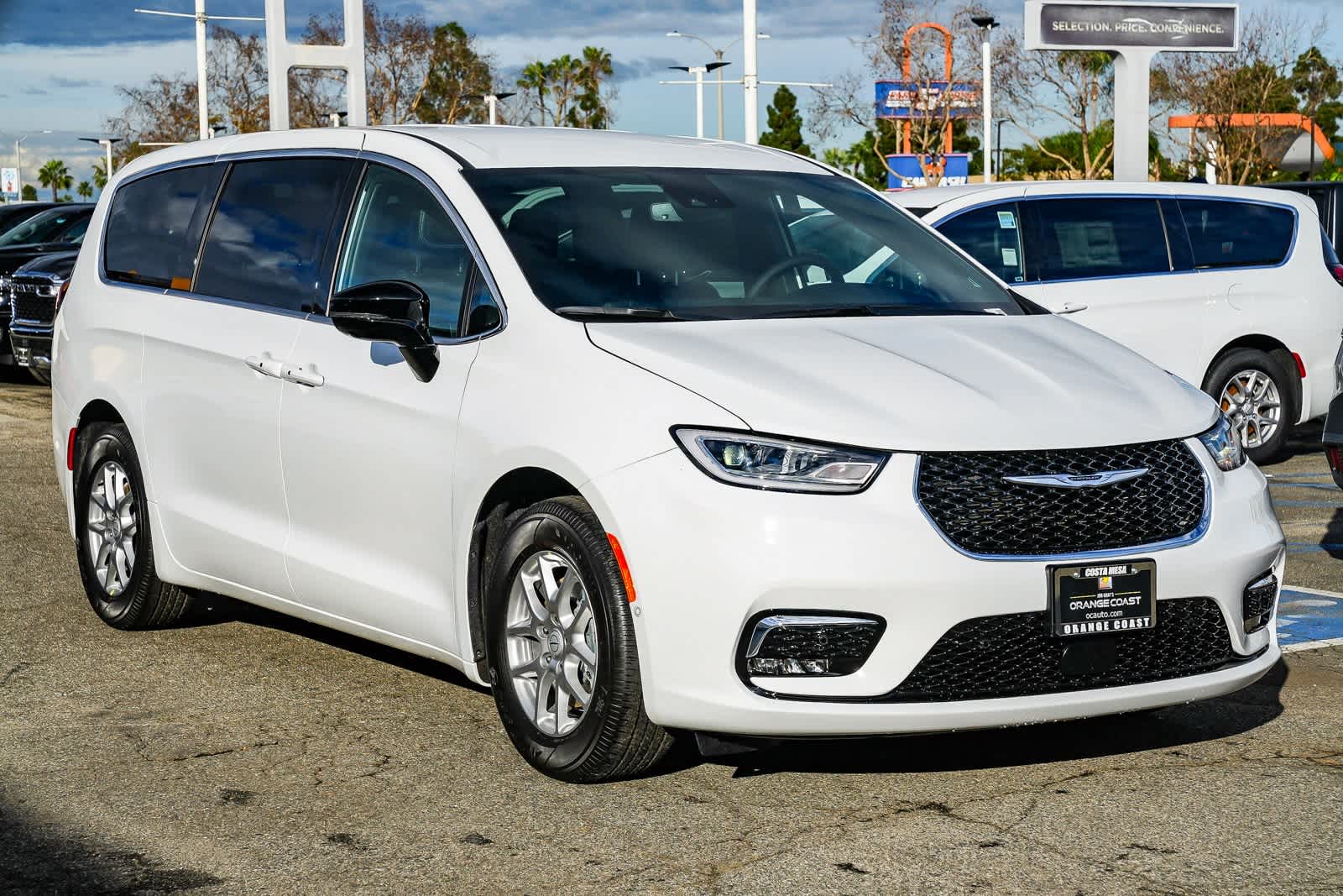 Thumbnail: 2026 Chrysler Pacifica - 3