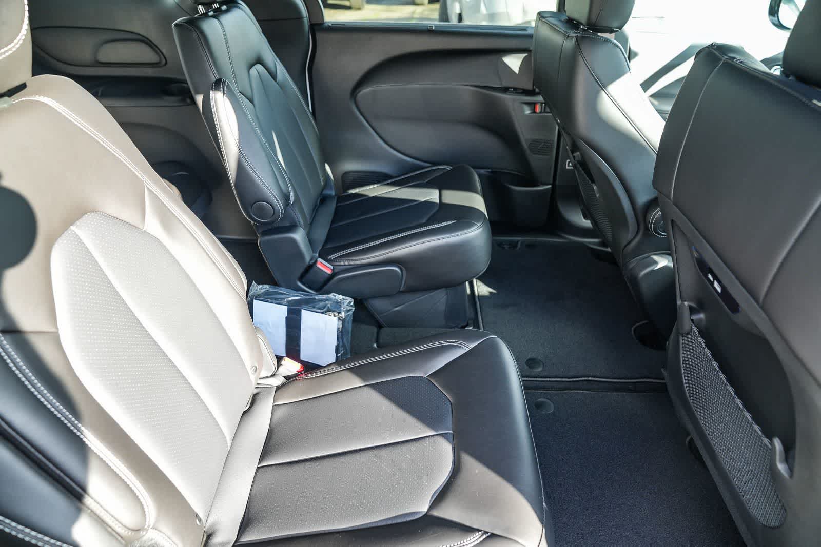 Thumbnail: 2026 Chrysler Pacifica - 18