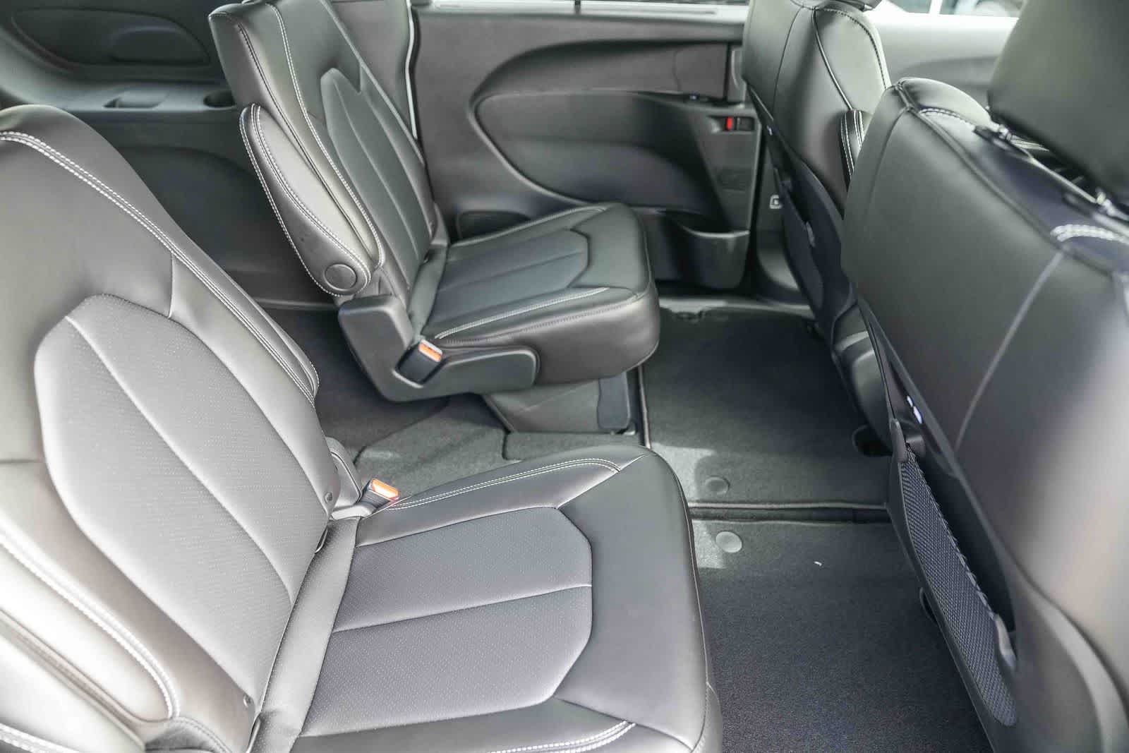 Thumbnail: 2026 Chrysler Pacifica - 18