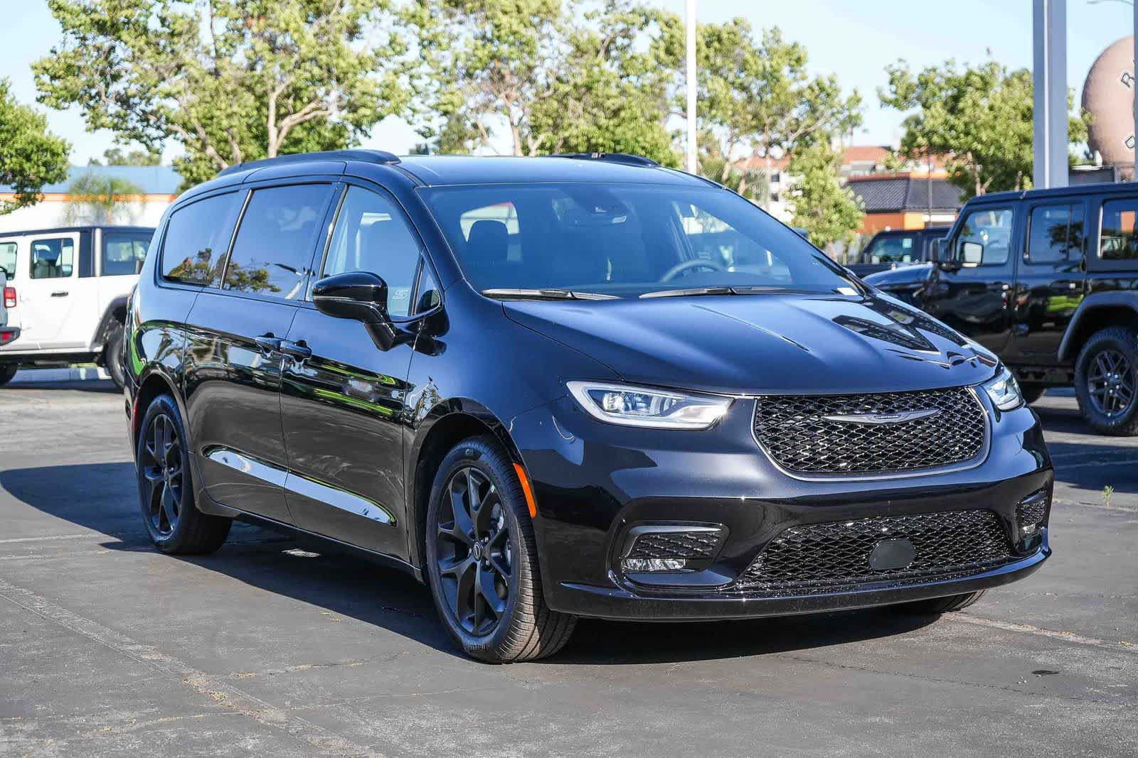 Thumbnail: 2026 Chrysler Pacifica - 3