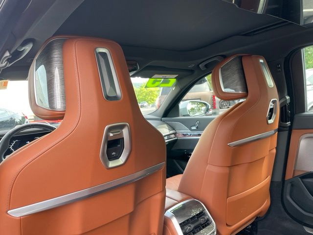 2025 BMW 7 Series 760i - Photo 9