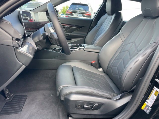 2026 BMW 5 Series 550e - Photo 6