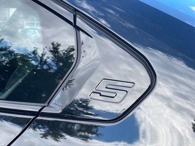 2026 BMW 5 Series 550e - Photo 32