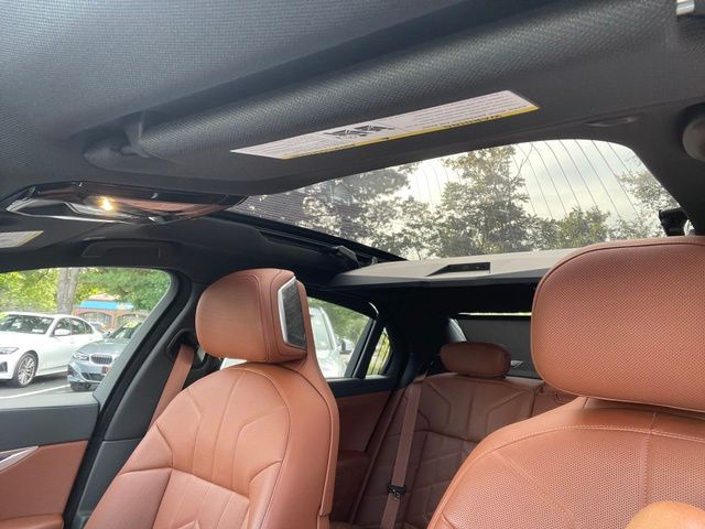 2025 BMW 7 Series 760i - Photo 27