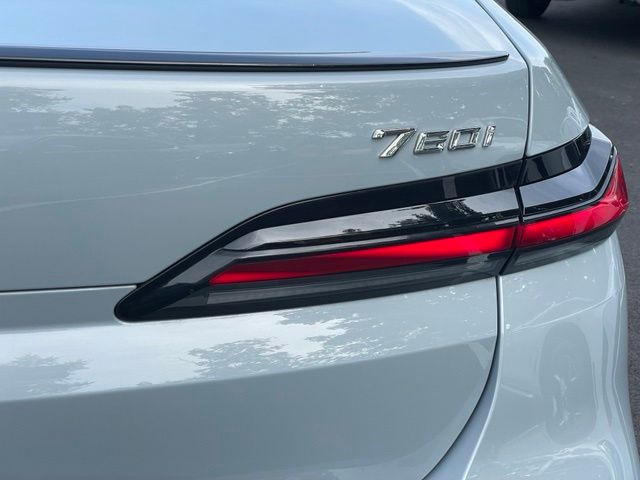 2025 BMW 7 Series 760i - Photo 35