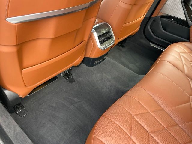2025 BMW 7 Series 760i - Photo 8