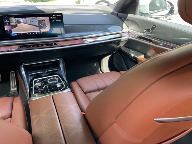 2026 BMW 7 Series 760i - Photo 10