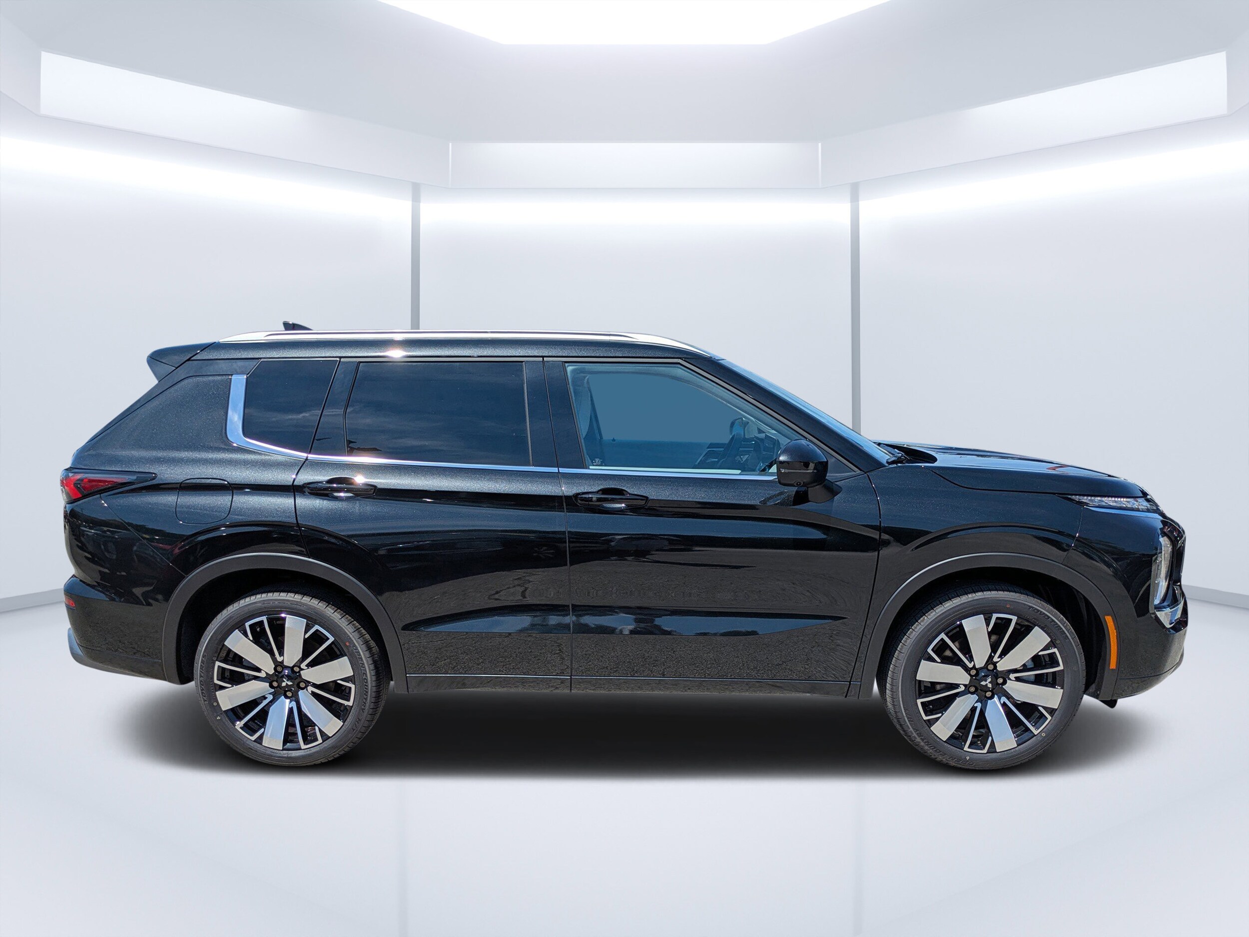 2025 Mitsubishi Outlander SEL photo 2