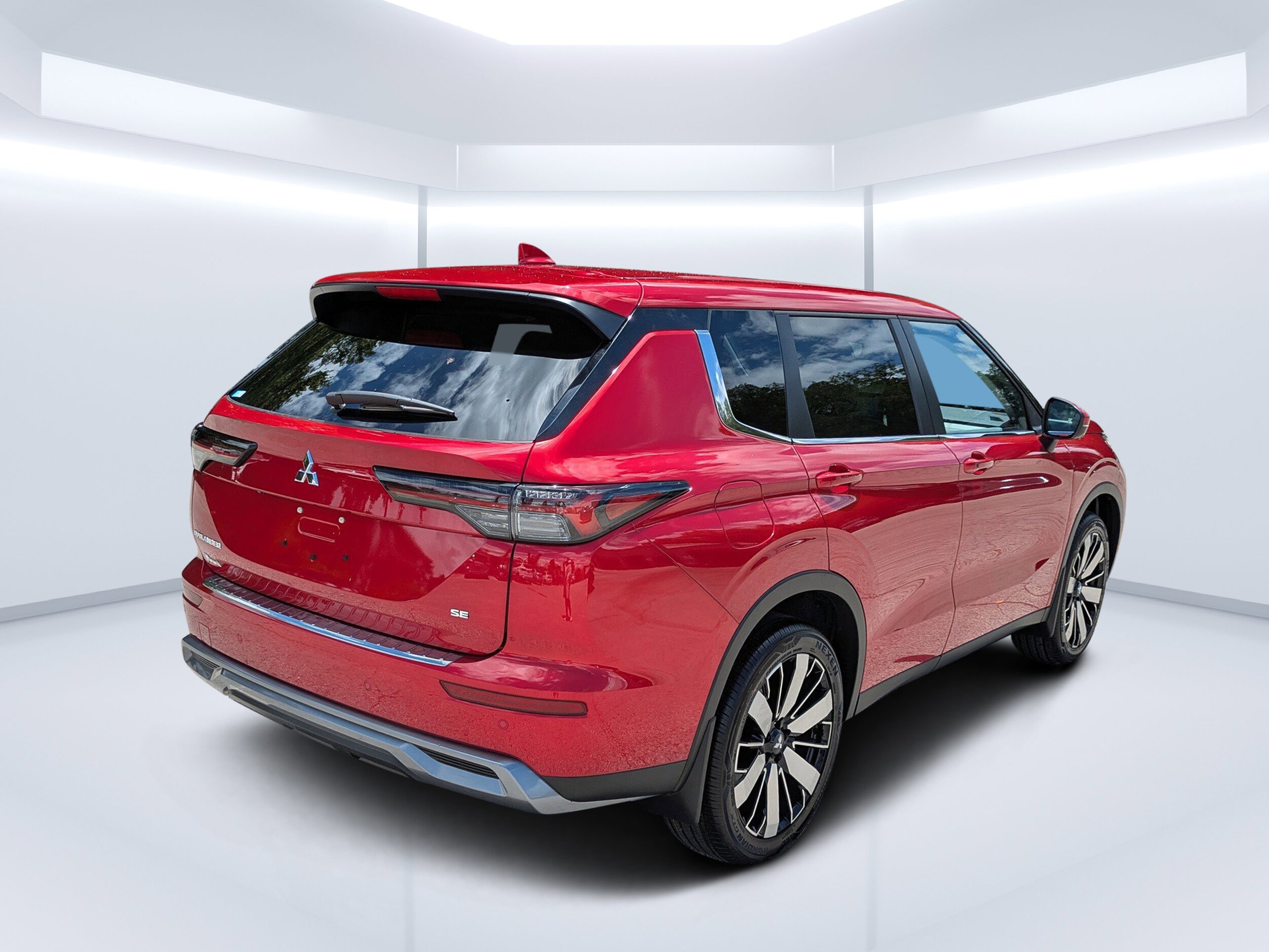 2025 Mitsubishi Outlander SE photo 3