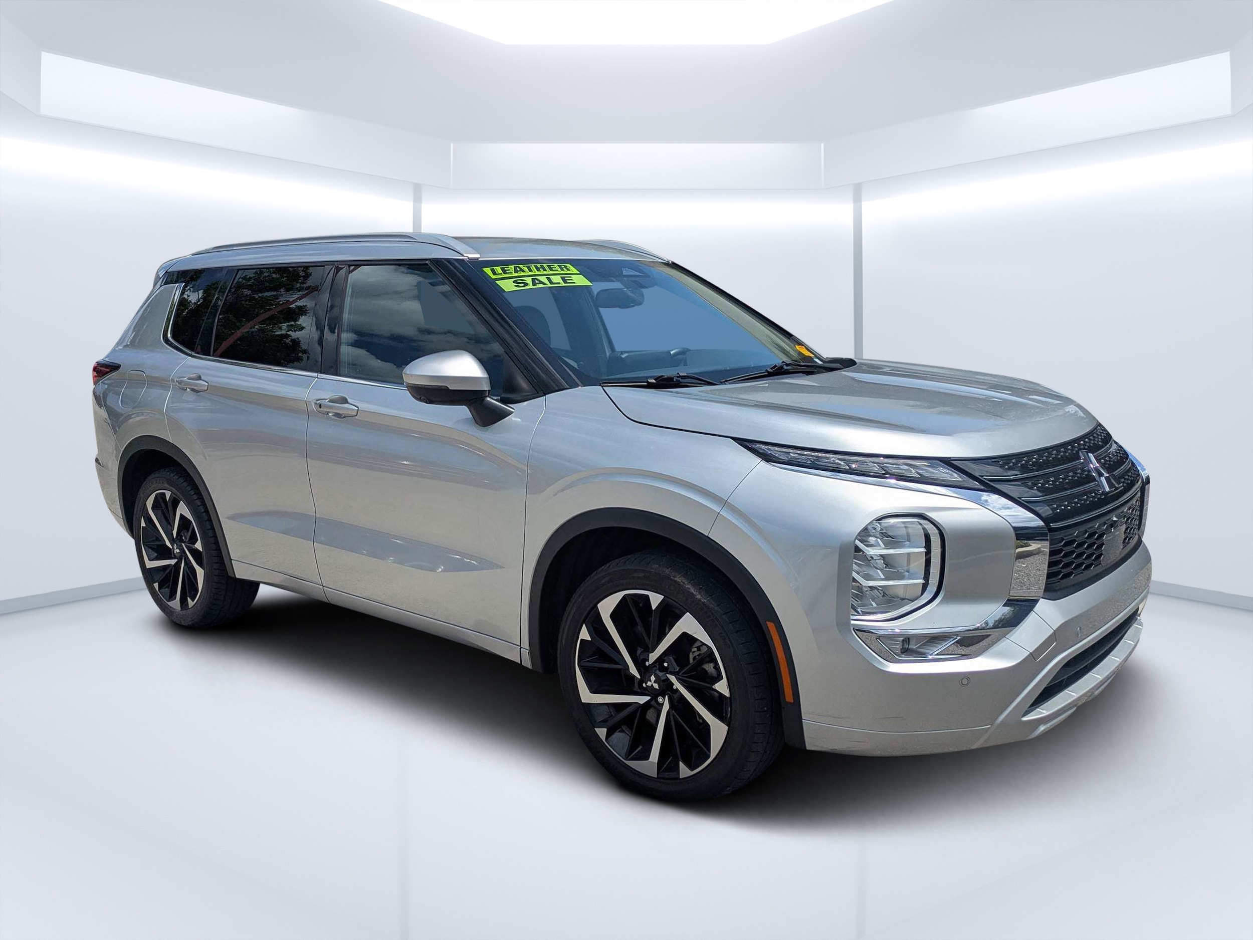 2023 Mitsubishi Outlander SEL 2WD's photo