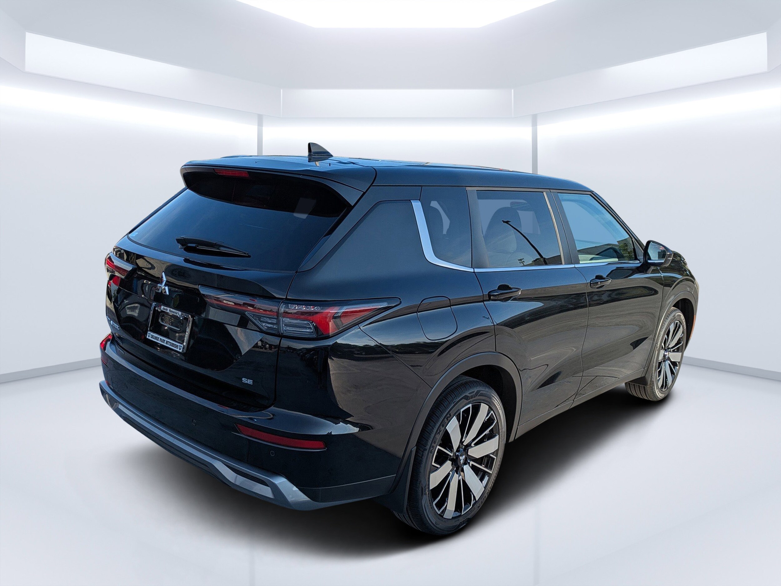 2025 Mitsubishi Outlander SE photo 3