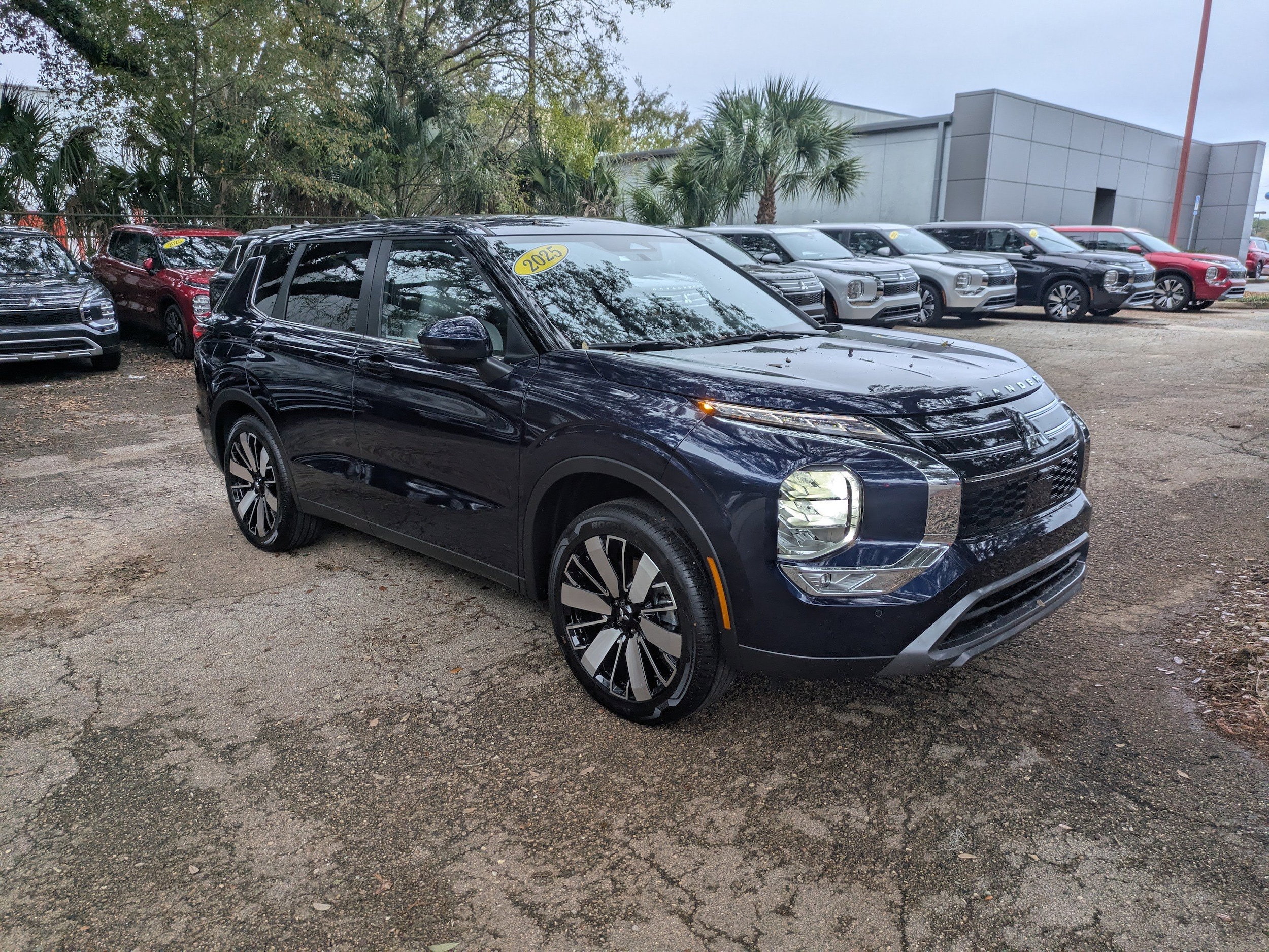 2025 Mitsubishi Outlander SE's photo