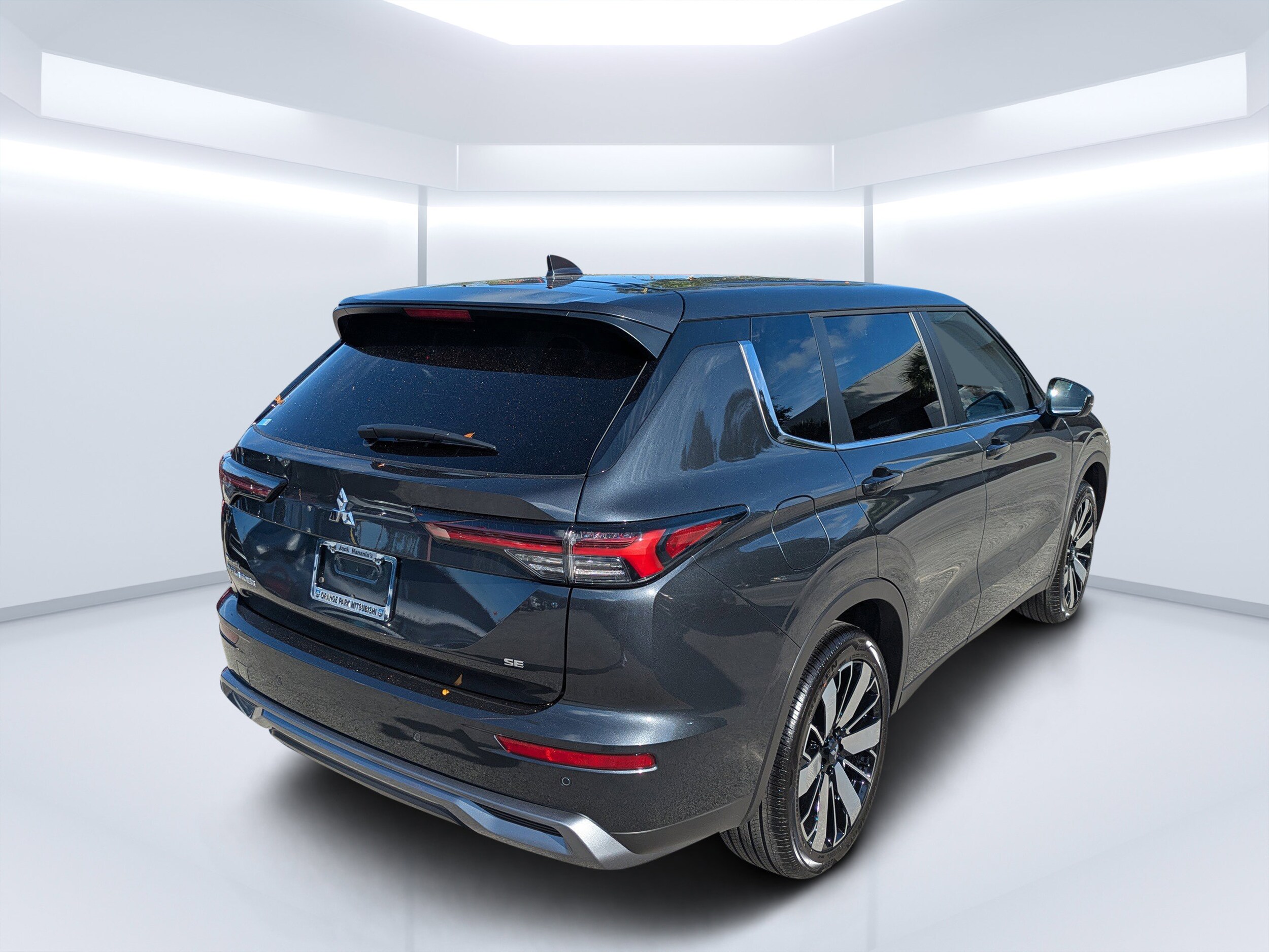 2025 Mitsubishi Outlander SE photo 3