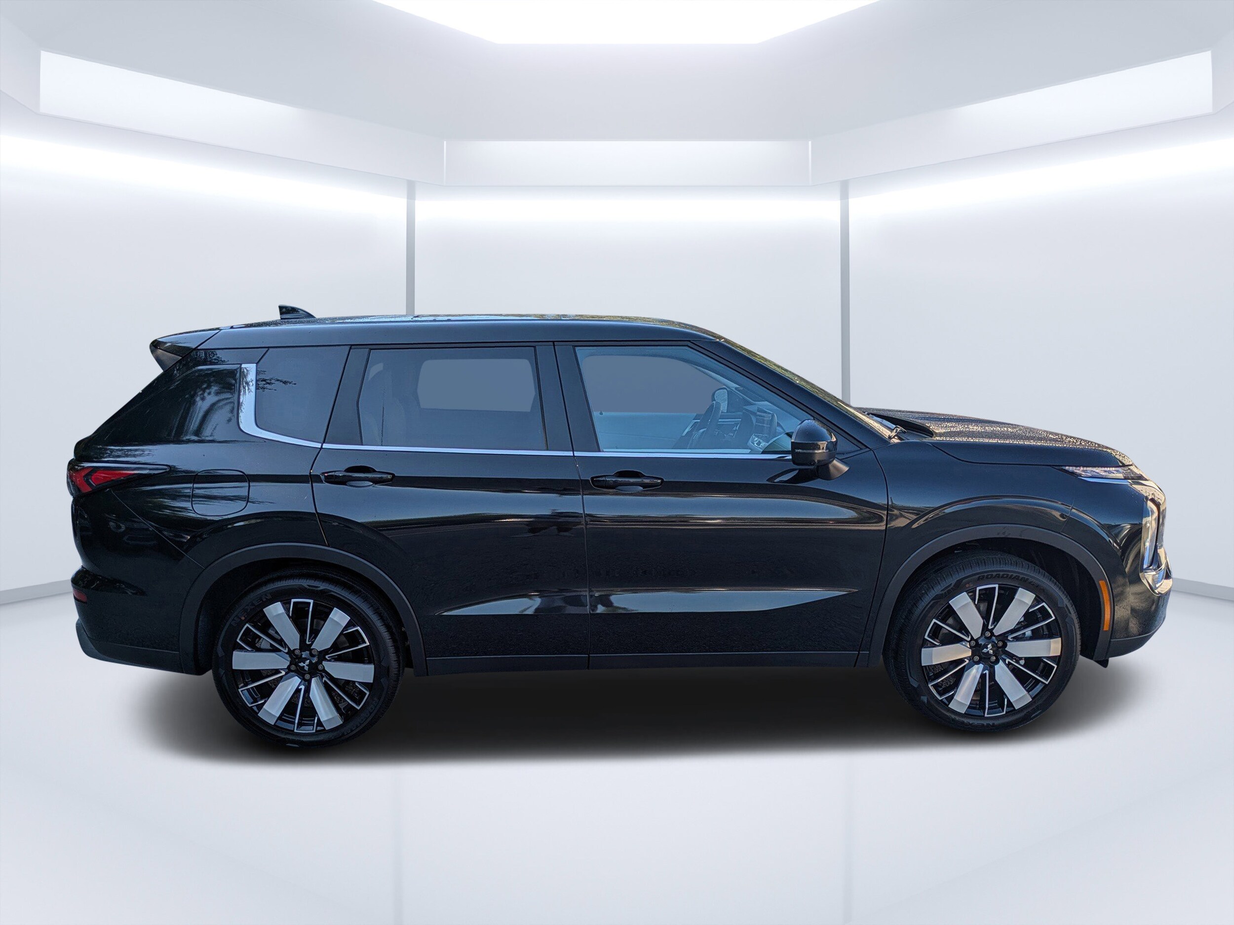 2025 Mitsubishi Outlander SE photo 2