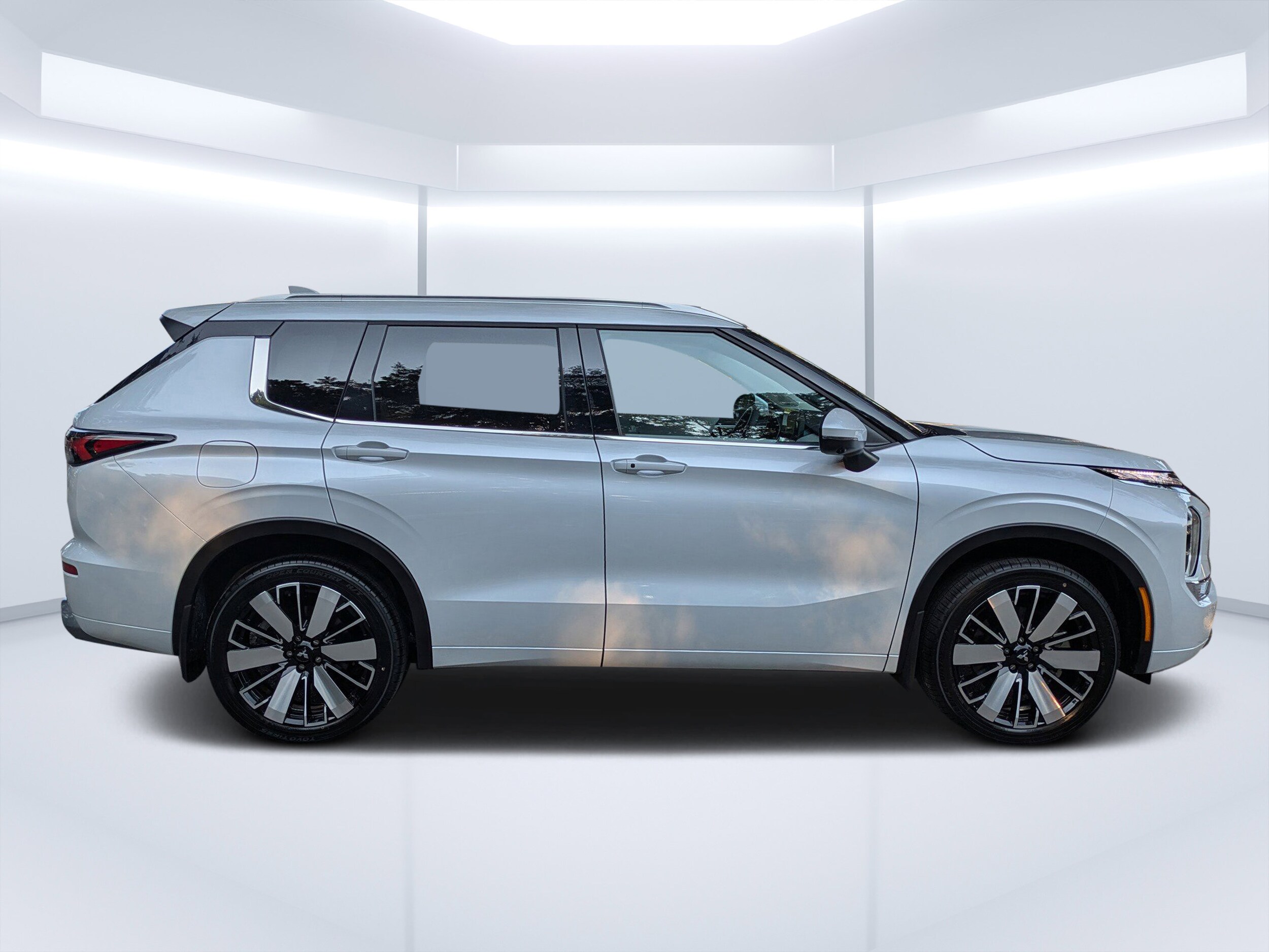 2025 Mitsubishi Outlander SEL photo 2