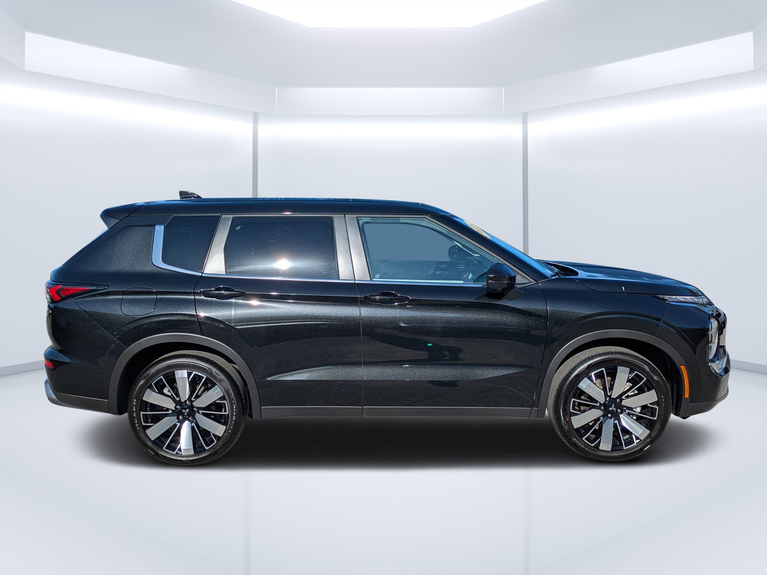 2025 Mitsubishi Outlander SE photo 2