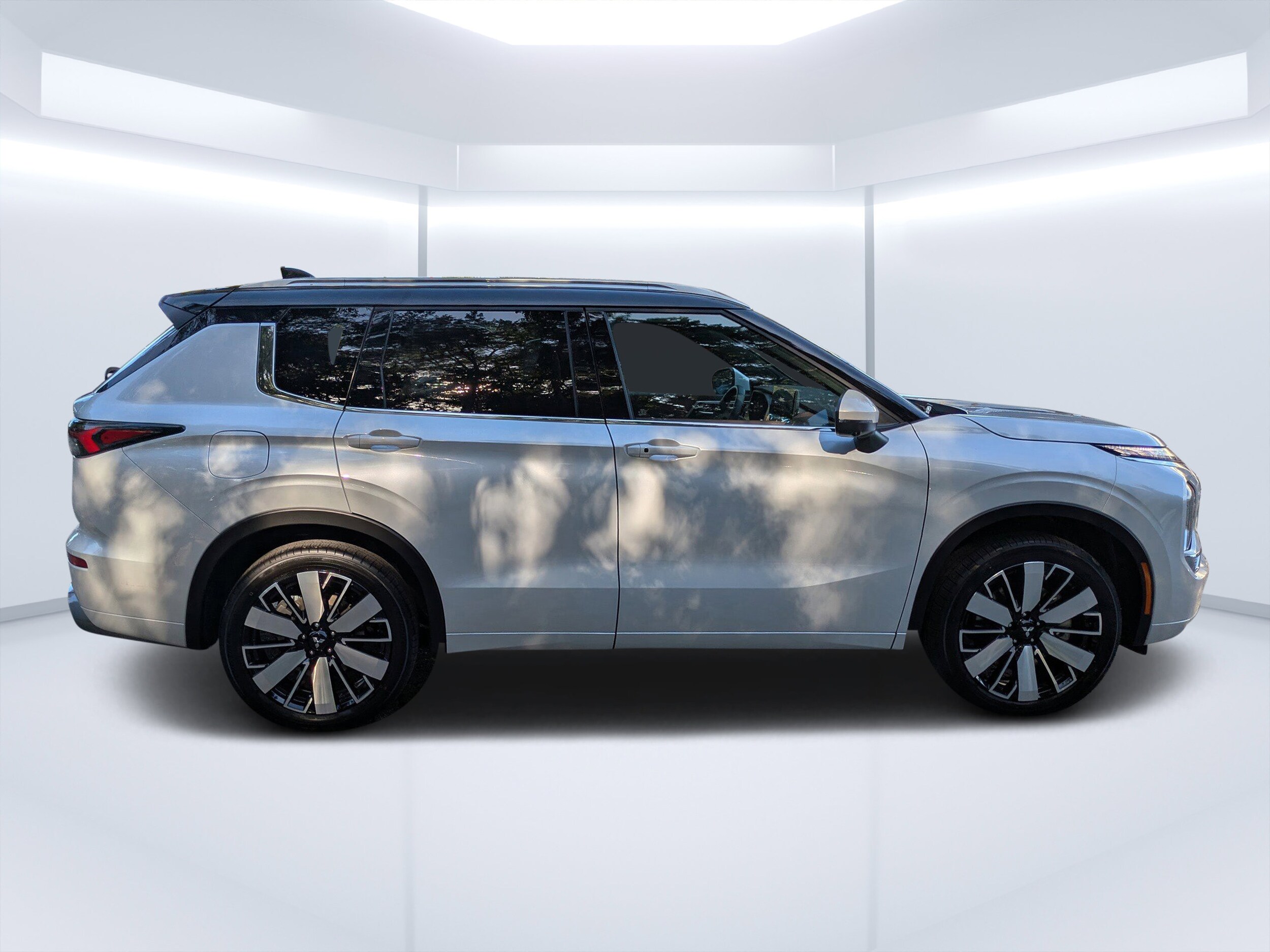 2025 Mitsubishi Outlander SEL photo 2