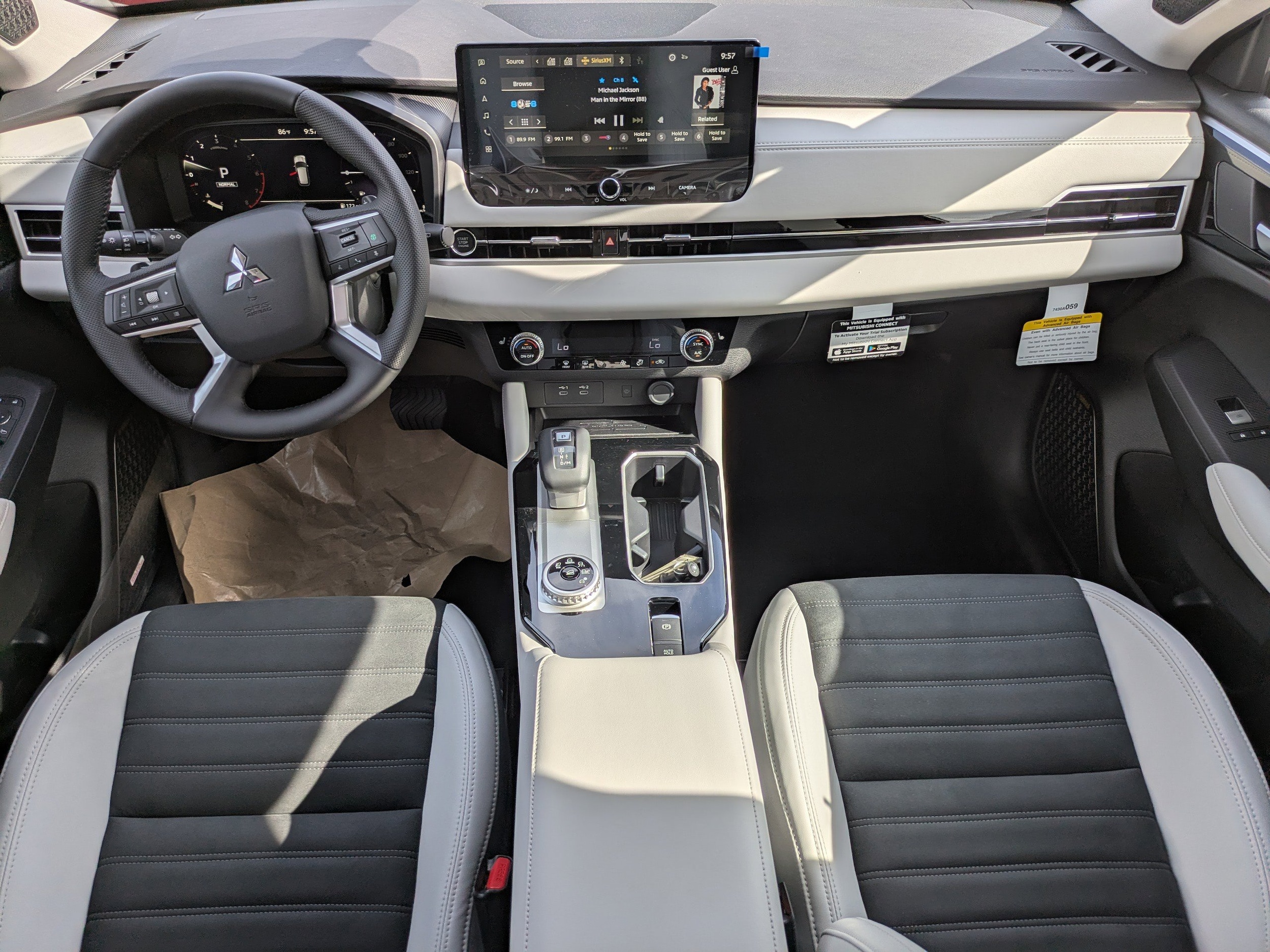 2025 Mitsubishi Outlander SE - Photo 15