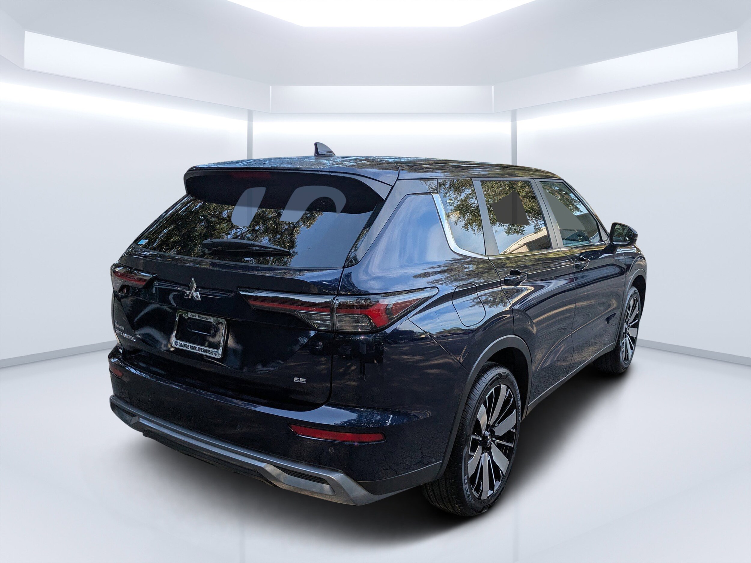 2025 Mitsubishi Outlander SE photo 3