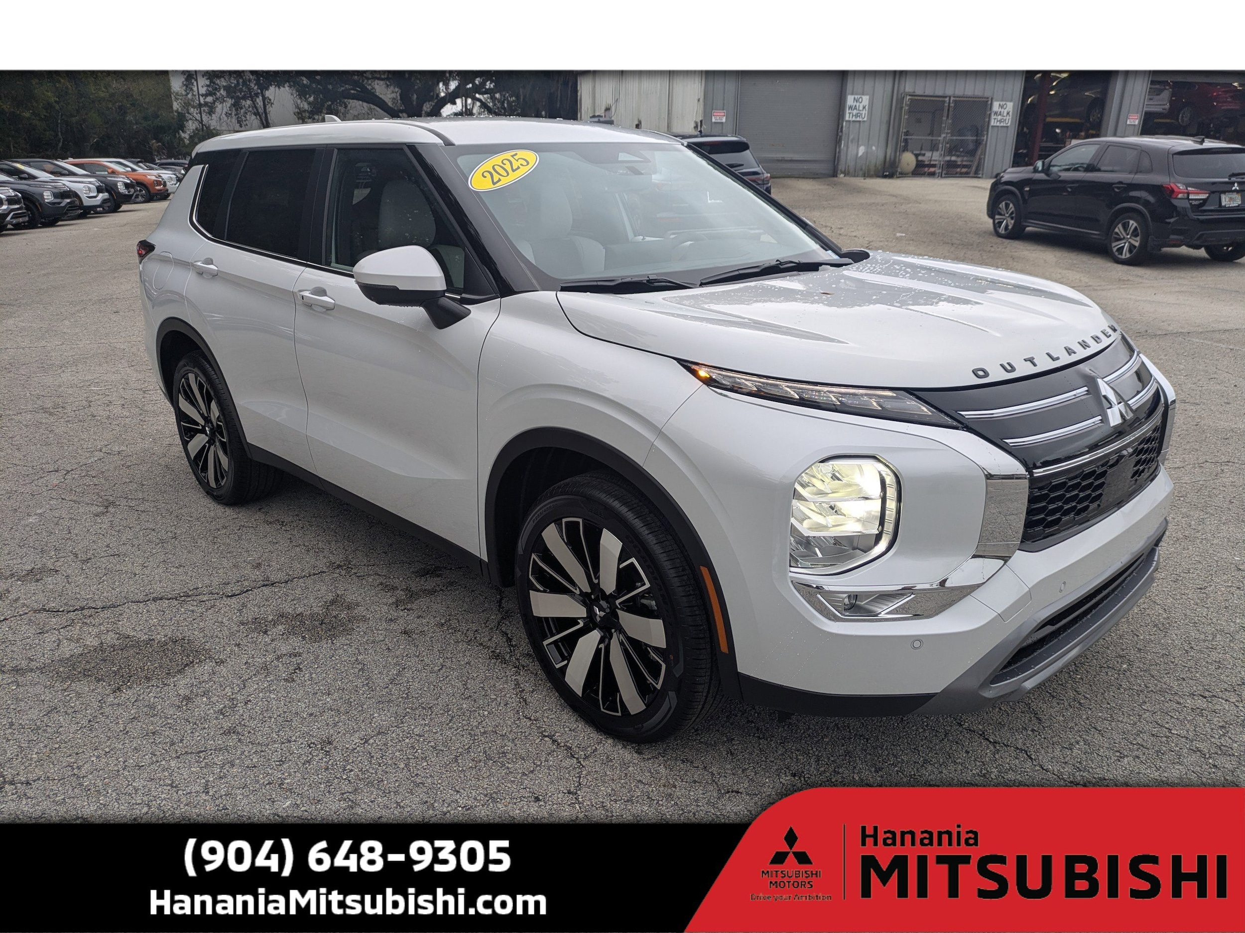 2025 Mitsubishi Outlander SE's photo