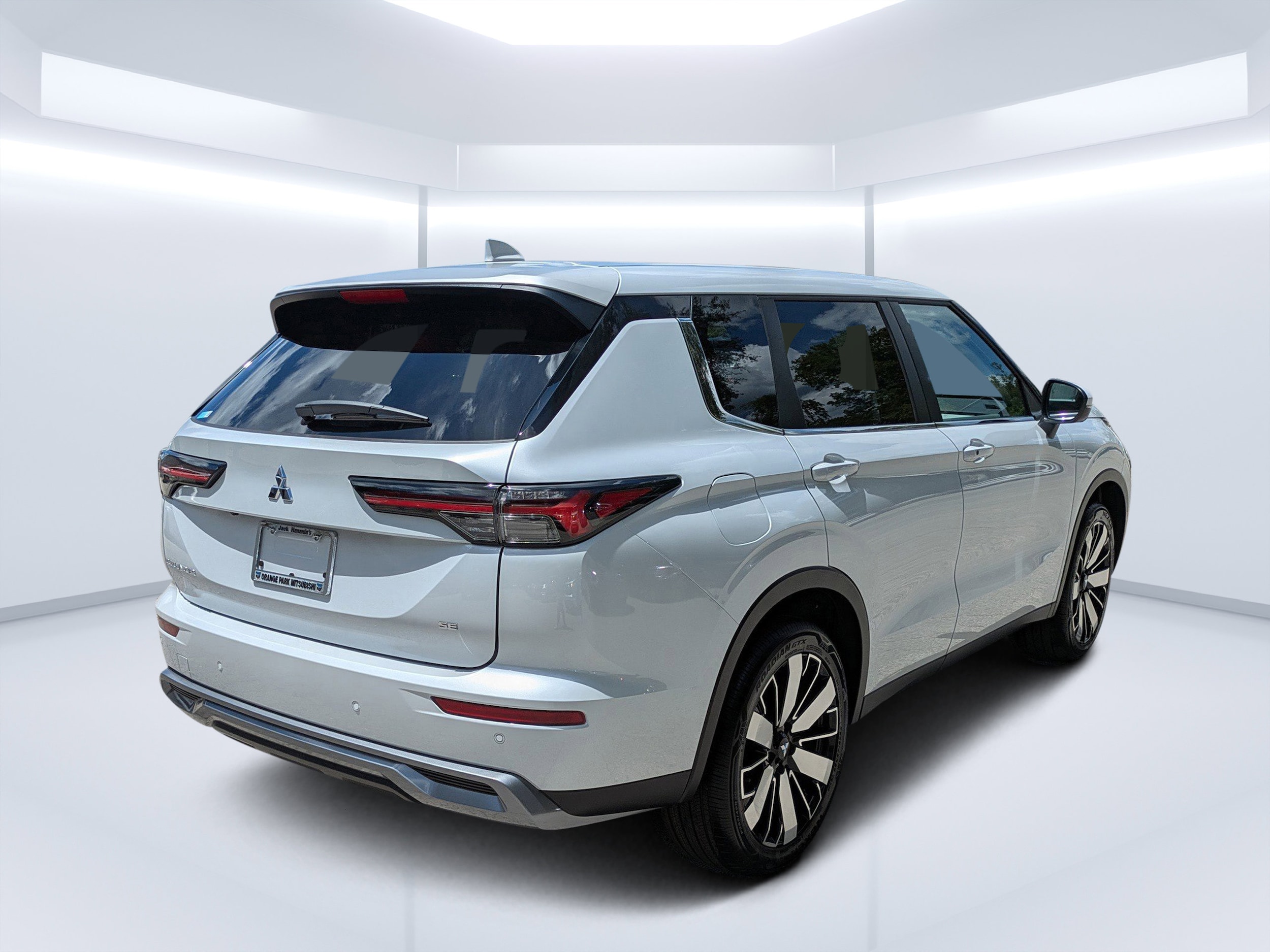 2025 Mitsubishi Outlander SE - Photo 3
