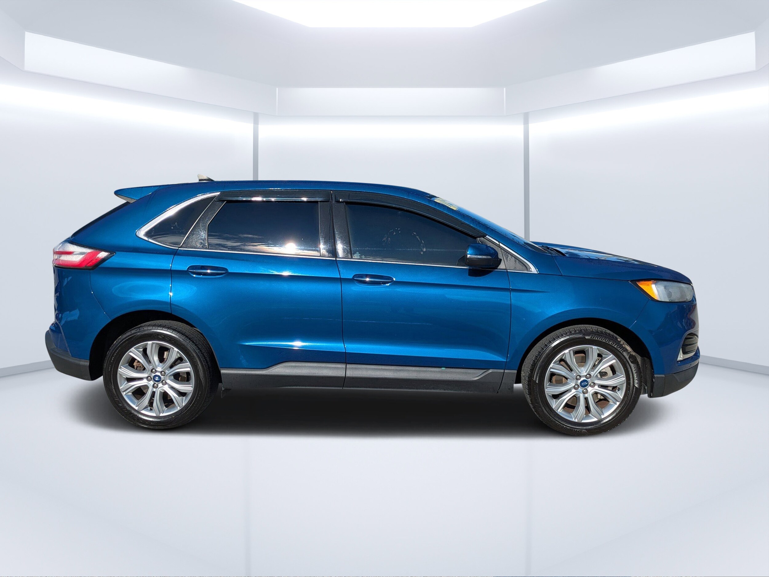 2022 Ford Edge Titanium photo 2