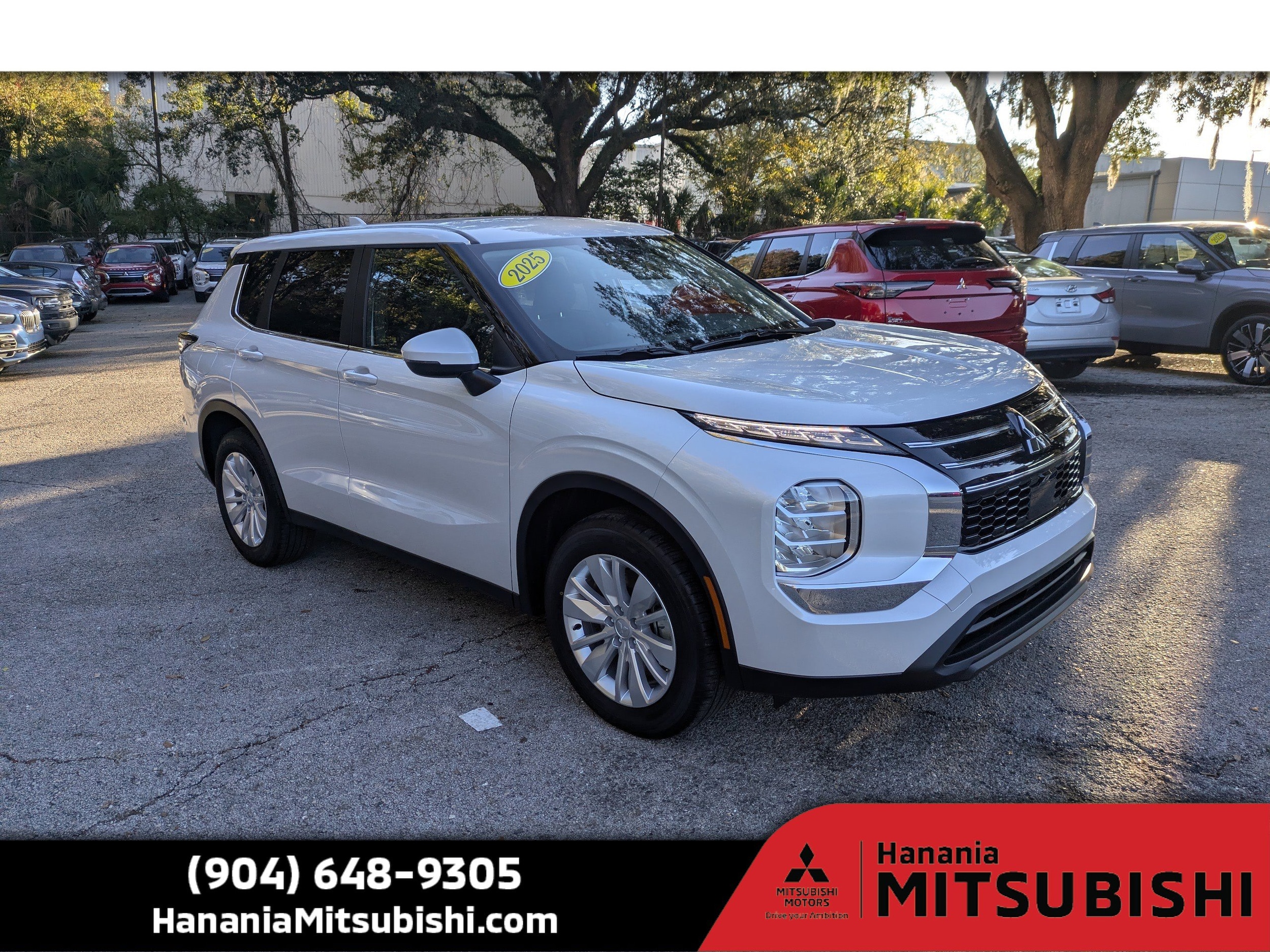 2025 Mitsubishi Outlander ES's photo