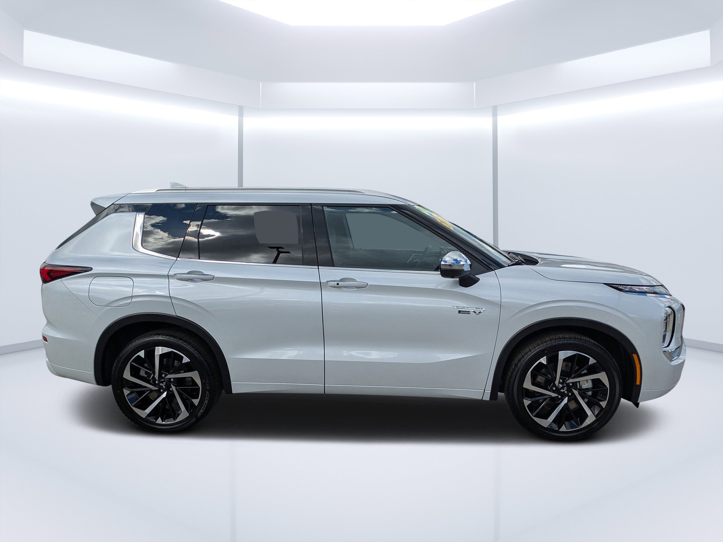 2025 Mitsubishi Outlander SEL Platinum GT photo 2