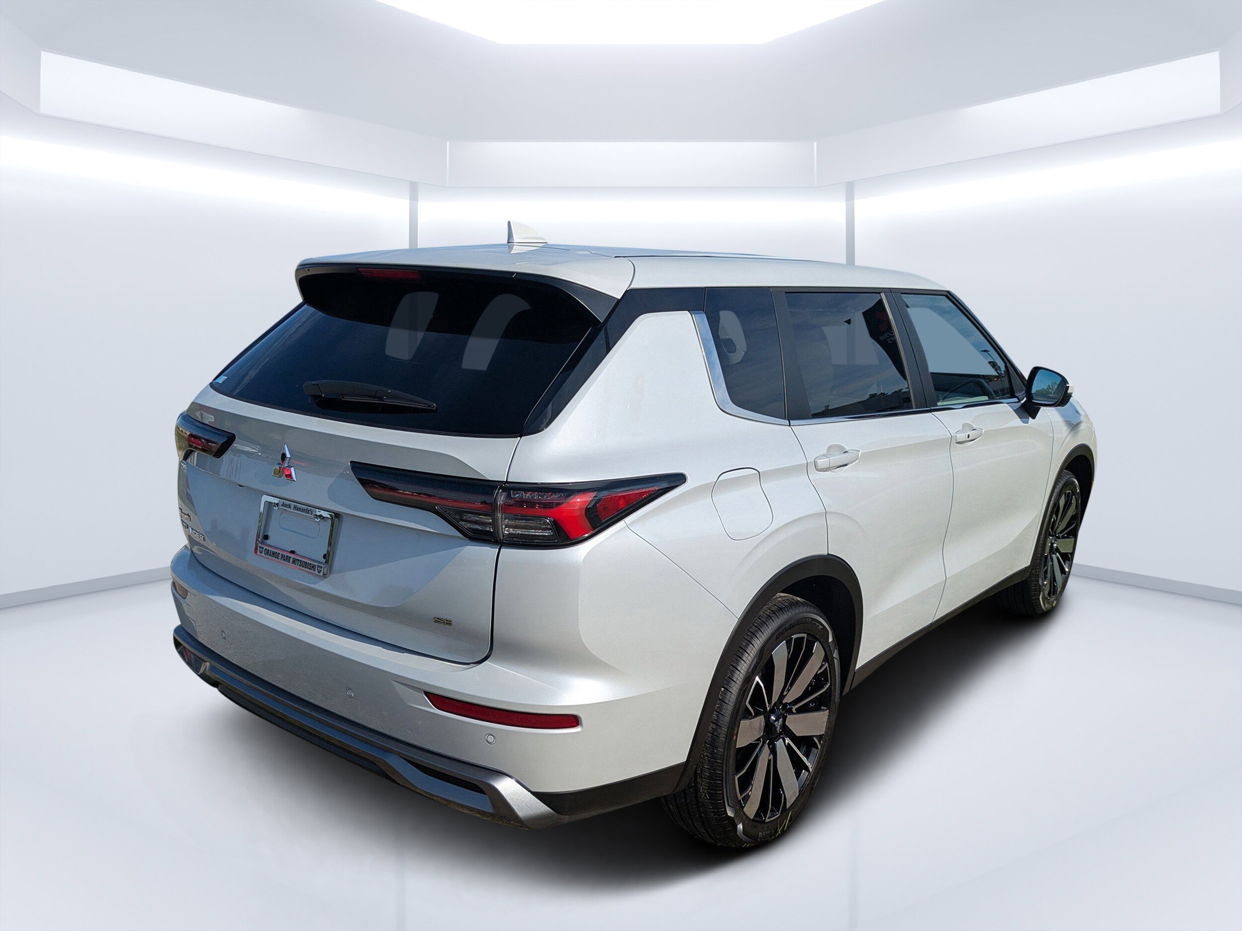 2025 Mitsubishi Outlander SE photo 2