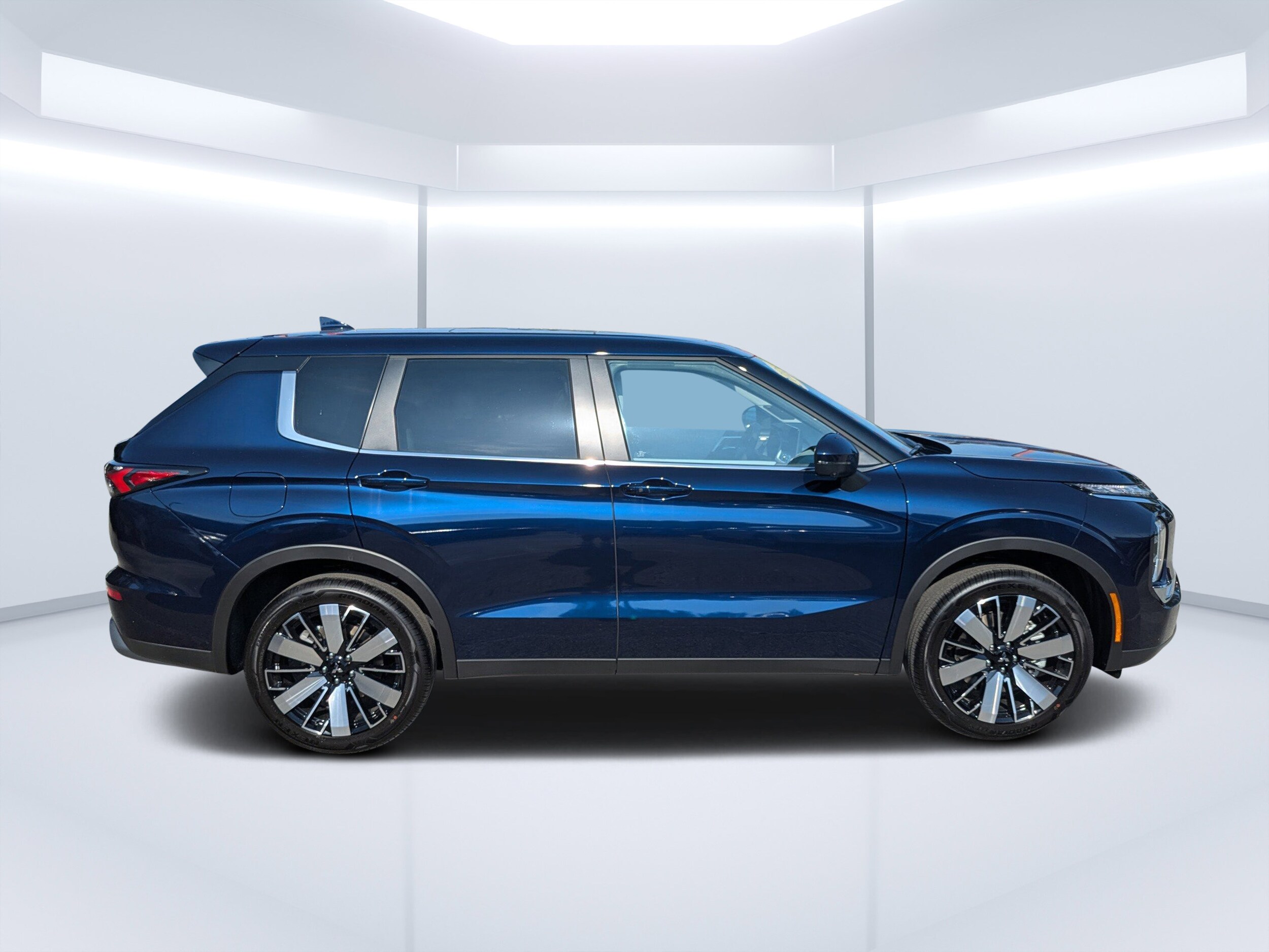 2025 Mitsubishi Outlander SE photo 2