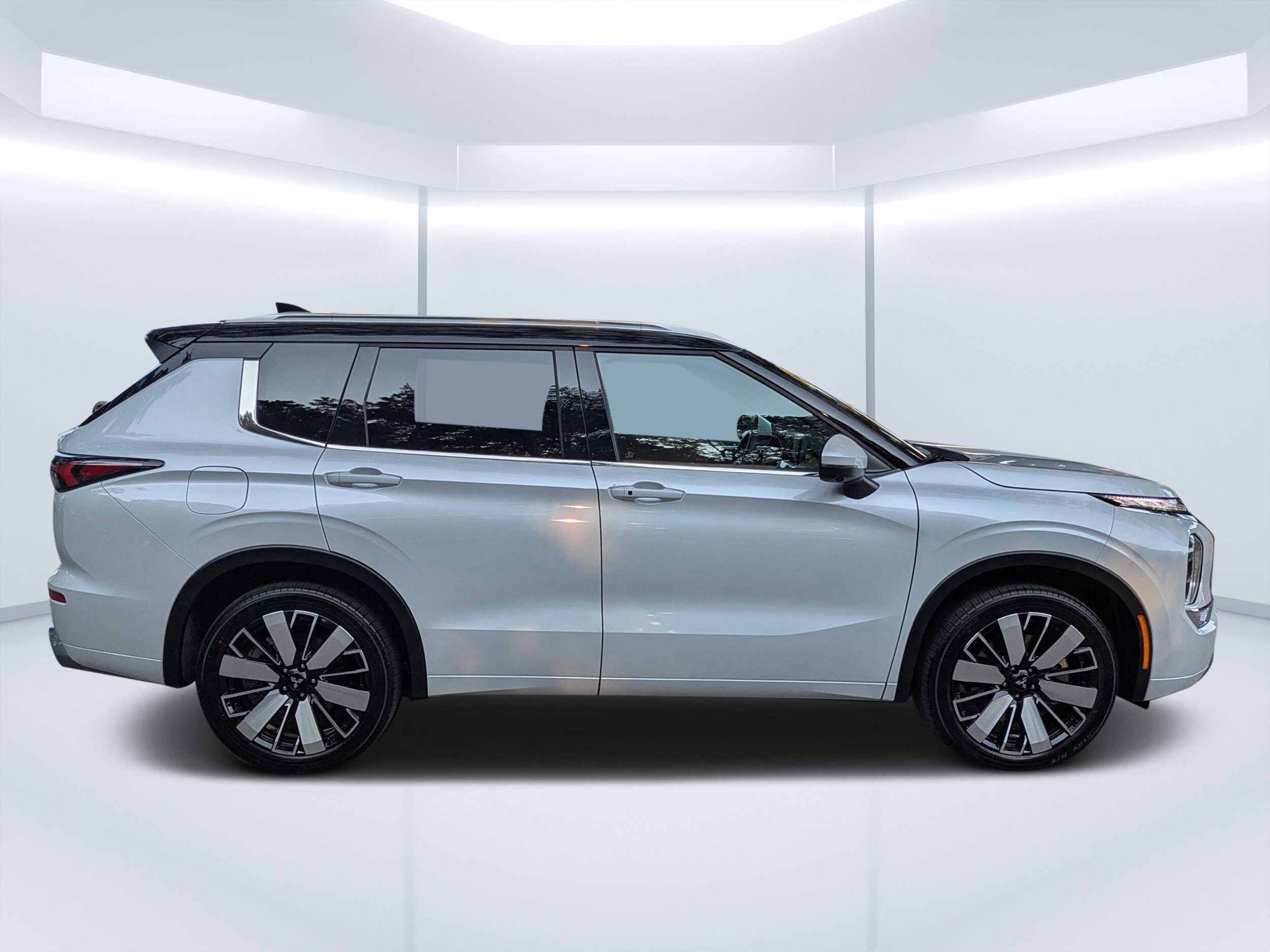2025 Mitsubishi Outlander SEL photo 2